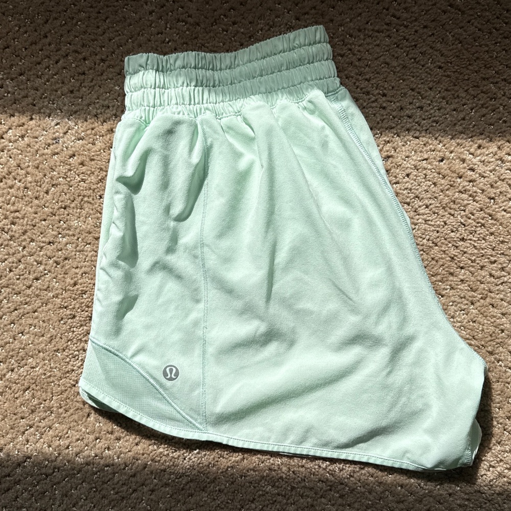 Lululemon Hotty Hot High-rise lined shorts 4”